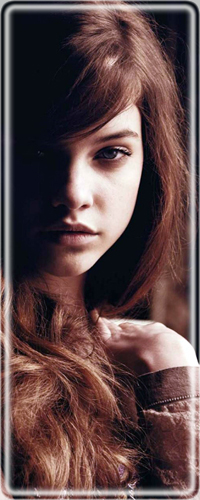 Аватар вконтакте Венгерская топ-модель Барбара Палвин / Barbara Palvin положила руку на плечо и смотрит в камеру