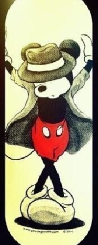 Аватар вконтакте Mickey Mouse / Микки Маус, в образе Michael Jackson / Майкла Джексона, с надвинутой на глаза шляпой
