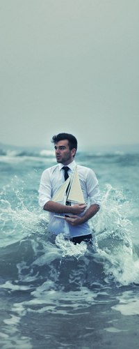 99px.ru аватар Парень держит в руках кораблик, стоя по пояс в море