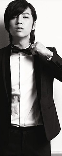 99px.ru аватар Южнокорейский актер, певец, модель и режиссер Jang Keun Seok / Чан Гын Сок в строгом костюме поправляет галстук-бабочку на шее