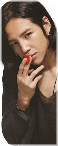99px.ru аватар Южнокорейский актер, певец, модель и режиссер Jang Keun Seok / Чан Гын Сок держит красный лепесток у лица