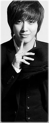 Аватар вконтакте Южнокорейский актер и певец Jung Yong Hwa / Чон Ён Хва в строгом костюме держит палец у лица