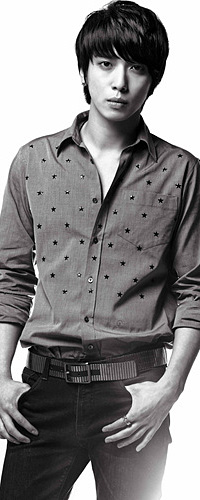 99px.ru аватар Южнокорейский актер и певец Jung Yong Hwa / Чон Ён Хва в рубашке и джинсах