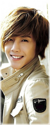 99px.ru аватар Южнокорейский актер, певец и модель Kim Hyun Joong / Ким Хен Чжун в светлой куртке мило улыбается