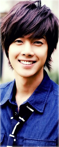 99px.ru аватар Южнокорейский актер, певец и модель Kim Hyun Joong / Ким Хен Чжун в синей джинсовой рубашке мило улыбается