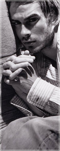 99px.ru аватар Американский актер Иен Сомерхолдер / Ian Somerhalder в рубашке лежит на диване, скрестив пальцы рук