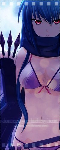 Аватар вконтакте Shiina / Сиина из аниме Ангельские Ритмы! / Angel Beats! со светящимися красными глазами, в шарфе и бикини, с тремя кунаями между пальцев, стоит ночью на фоне полной луны