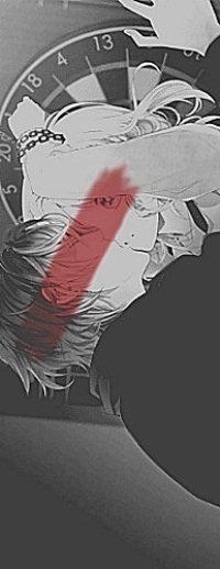Аватар вконтакте Аято Сакамаки / Ayato Sakamaki из аниме Дьвольские возлюбленные / Кровные любовники / Diabolik Lovers кусает Юи Комори / Yui Komori возле круга для дартса