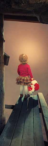 99px.ru аватар Белокурая девочка в красной кофточке, клетчатой юбке стоит на деревянном мостике, держа в руке плюшевую белую собачку с красными ушами и сумочкой-сердечком