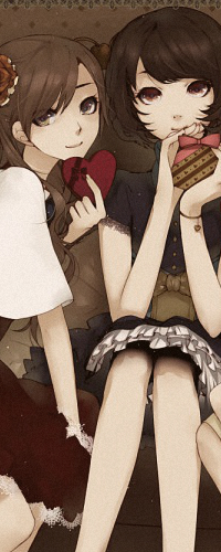 99px.ru аватар Две темноволосые анимешные девушки с карими глазами одетые в платья, у одной в руке шоколадное сердечко в бордовой обертке с нарисованным бантом, у другой шарик в коричнево-бежевую полоску с розовым бантом на нем, art by Aoshiki