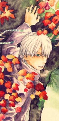 99px.ru аватар Гинко-сан / Ginko-san из аниме Mushishi / Мастер Муши осенью, курит, стоя около дерева