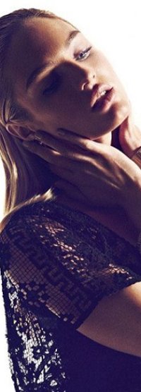 Аватар вконтакте Модель Candice Swanepoel / Кэндис Свейнпол держит руки у лица, фотограф Koray Birand
