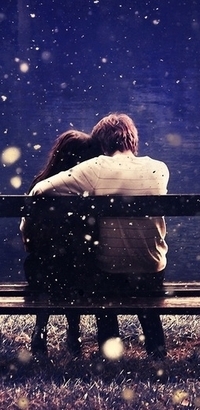 99px.ru аватар Парень с девушкой, обнявшись, сидят на скамейке под снегопадом