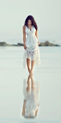 99px.ru аватар Модель Аманда / Amanda, приподнимая подол своего белого платья, идет по берегу моря, фотограф Крейг Хилл / Craig Hill