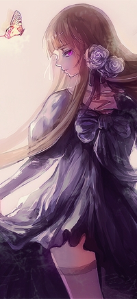 99px.ru аватар Фува Аика / Fuwa Aika из аниме Буря Потерь / Zetsuen no Tempest, одетая в стиле готической Лолиты, с розами в волосах и порхающей возле нее бабочкой