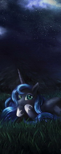 Аватар вконтакте Princess Luna / Принцесса Луна из мультсериала Мой маленький пони: Дружба - это чудо / My Little Pony: Friendship is Magic лежит в густой траве в горном ущелье на фоне звездного ночного неба с облаками