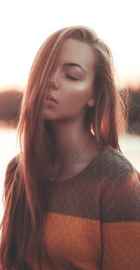 99px.ru аватар Девушка с волосами на лице и закрытыми глазами, стоит на фоне озера, фотограф Инна Пожалова