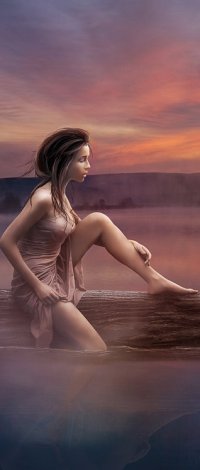 Аватар вконтакте Девушка сидит на бревне, одна нога в воде, автор jennlaa-d4wnkk