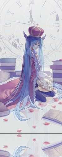Аватар вконтакте Вокалоид Хатсуне Мику / Vocaloid Hatsune Miku с короной на голове держит череп в руках на фоне часов и разбросанных книг
