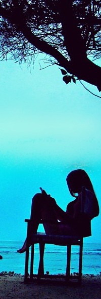Аватар вконтакте Девушка с книгой сидит на стуле под деревом