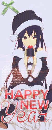Аватар вконтакте Nakano Azusa из аниме K-ON! в костюме Санты с подарком в руках мило улыбается (Happy New year / Счастливого Нового года)