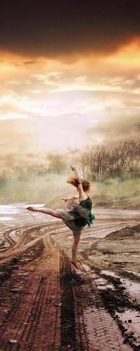 99px.ru аватар Девушка танцовщица танцует на размытой от прошедших дождей грунтовой дороге на фоне пасмурного неба с пробивающимися сквозь тучи солнечными лучами