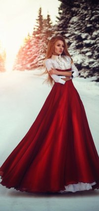 99px.ru аватар Девушка в красной юбке и белой блузе стоит на зимней дороге, фотограф Светлана Беляева