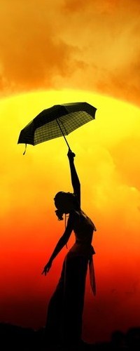 99px.ru аватар Девушка на фоне солнца и заката стоит, подняв вверх зонт