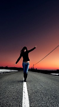 Аватар вконтакте Девушка идет посреди дороги, фотограф ibai acevedo