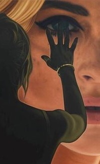 Аватар вконтакте Девушка держит руку на портрете девушки, фотохудожник Ричард Филлипс