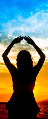 99px.ru аватар Девушка с поднятыми рукам на фоне заката над морем