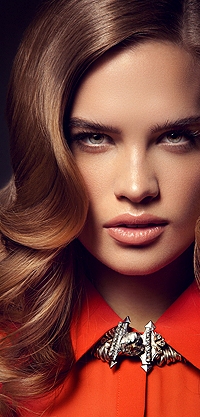 Аватар вконтакте Модель Stormi Henley с украшением на платье