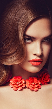 Аватар вконтакте Модель Stormi Henley с украшением на шее