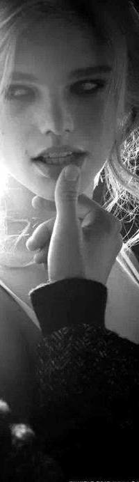 Аватар вконтакте Мужская рука на губе девушки