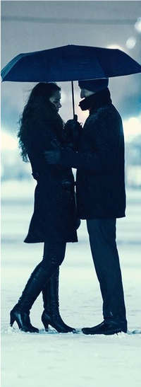 99px.ru аватар Мужчина с девушкой стоят под черным зонтом на снегу