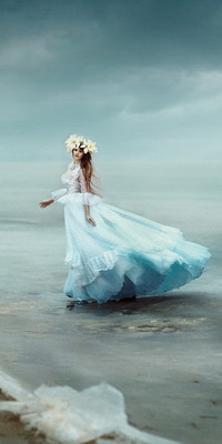 99px.ru аватар Девушка с венком из белых лилий на голове, одетая в пышное бирюзовое платье, стоящая в мелководье морской воды на фоне пасмурного неба, автор Беляева Светлана