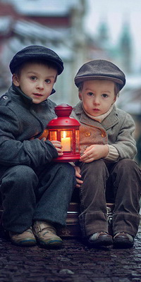 99px.ru аватар Два мальчика, сидящие на бордюре мощеной мостовой, держащие в руках декоративный фонарь с горящей в нем свечой