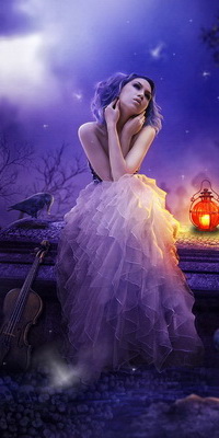 99px.ru аватар Задумчивая девушка-скрипачка, сидящая на каменной скамейке рядом с зажженным фонарем, с сидящей с другой стороны вороной, прислоненной к скамейке скрипкой, на фоне вечернего пасмурного небосклона