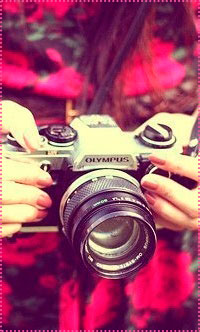 99px.ru аватар Девушка держит в руках фотоаппарат Olympus / Олимпус