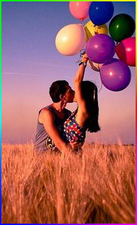99px.ru аватар Парень целует девушку, держащую множество разноцветных воздушных шаров, стоя в поле