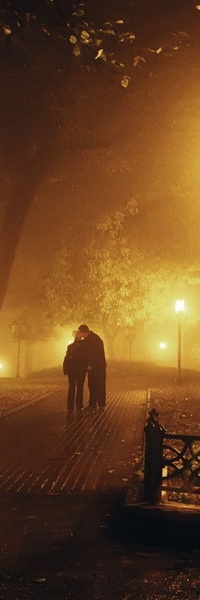 99px.ru аватар Целующиеся мужчина и женщина, стоящие на аллее ночного парка, усыпанной осенними листьями в окружении ярко светящихся уличных фонарей