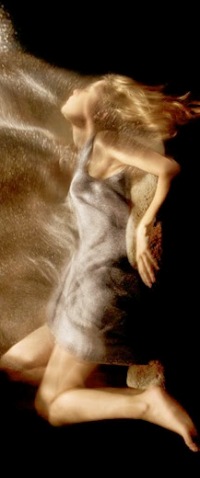 Аватар вконтакте Девушка на черном фоне, фотограф Emmanuelle Bousquet
