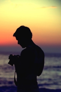 99px.ru аватар Силуэт парня с фотоаппаратом на фоне заката