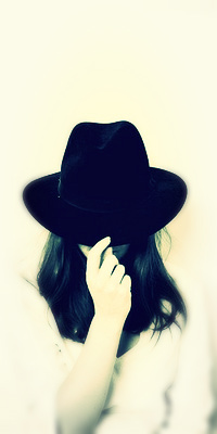 99px.ru аватар Девушка натянула шляпу на лицу