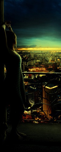 Аватар вконтакте Девушка стоит на балконе на фоне ночного города, фотохудожница Barbara Fiorczyk / Барбары Флорчик