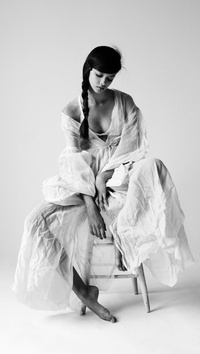 Аватар вконтакте Модель Marina Nery / Марина Нери сидит на стуле