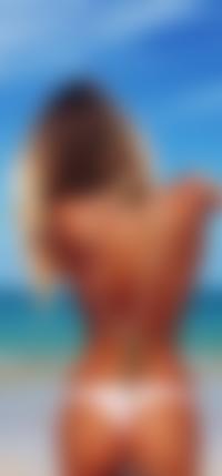 99px.ru аватар Девушка в купальнике стоит на фон моря