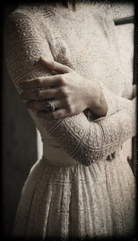 Аватар вконтакте Девушка в белом платье с кольцом на руке