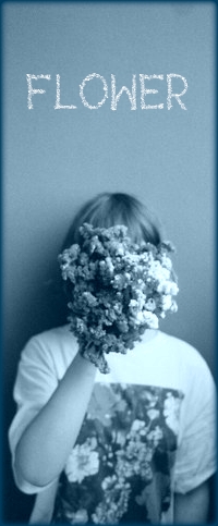 99px.ru аватар Девушка в белой футболке с цветочным принтом прикрыла лицо букетом с сиренью (Flower / Цветок)