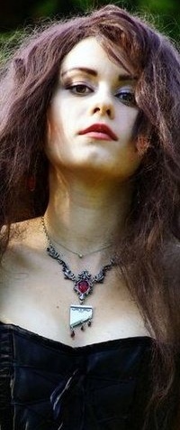 Аватар вконтакте Девушка в колье